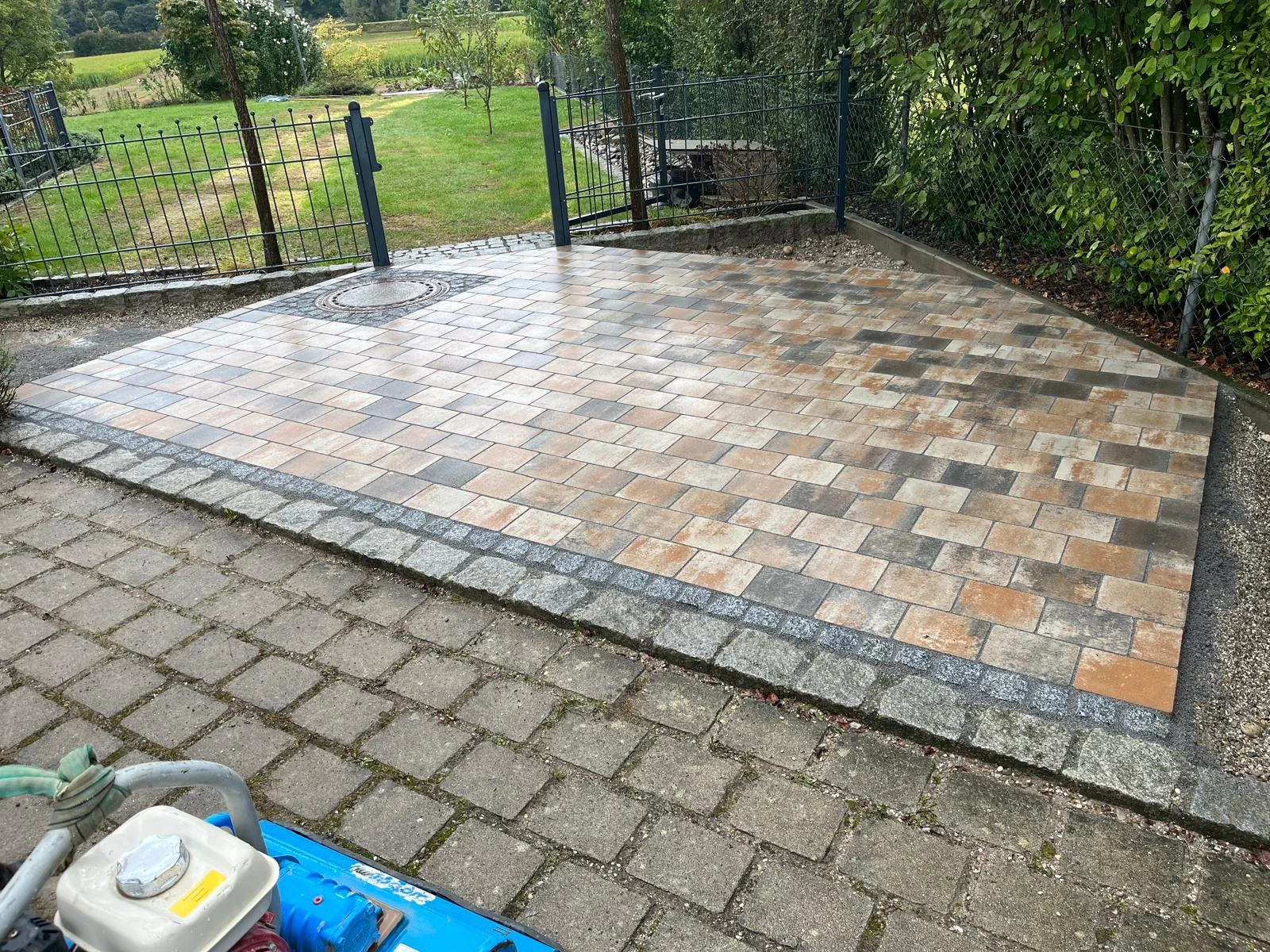 Gepflasterter Tor- und Zufahrtsbereich