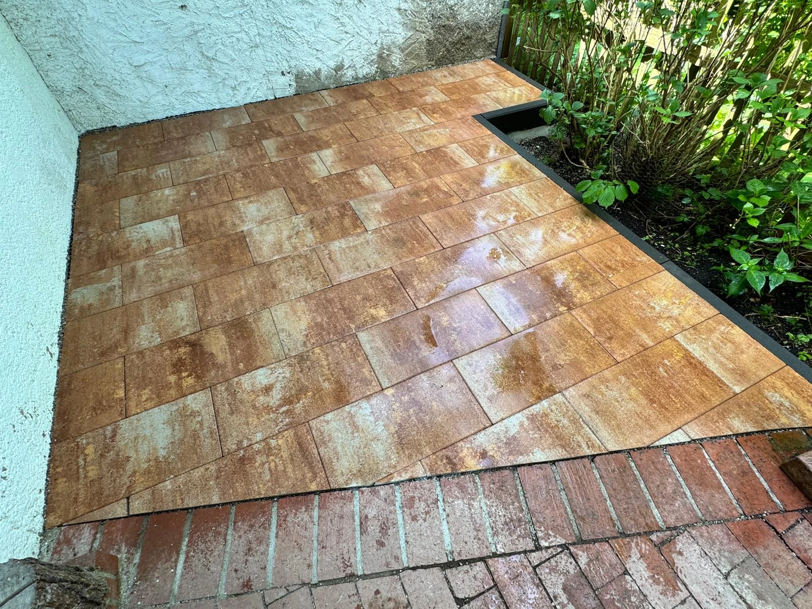 Neu verlegte Terrassenfläche mit mehrfarbigen Platten